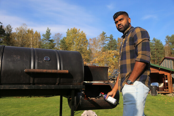 Šrilankietis Džozefs Fernando ir klimatiski mistisks izņēmums. Latvijā kļuvis par diplomētu ārstu, viņš tagad sevi restartē citā dimensijā – kūpina gaļu un patīkami mulsina ar savām oriģinālajām mērču un speciju kombinācijām.