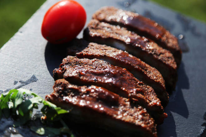 Šrilankietis Džozefs Fernando ir klimatiski mistisks izņēmums. Latvijā kļuvis par diplomētu ārstu, viņš tagad sevi restartē citā dimensijā – kūpina gaļu un patīkami mulsina ar savām oriģinālajām mērču un speciju kombinācijām.