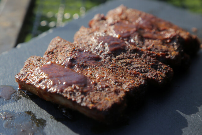 Šrilankietis Džozefs Fernando ir klimatiski mistisks izņēmums. Latvijā kļuvis par diplomētu ārstu, viņš tagad sevi restartē citā dimensijā – kūpina gaļu un patīkami mulsina ar savām oriģinālajām mērču un speciju kombinācijām.