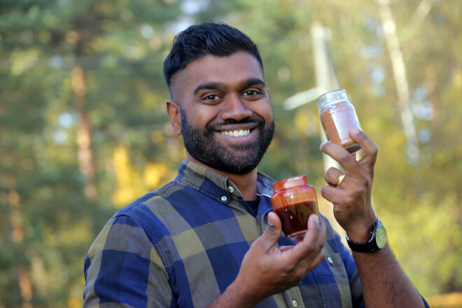 Šrilankietis Džozefs Fernando ir klimatiski mistisks izņēmums. Latvijā kļuvis par diplomētu ārstu, viņš tagad sevi restartē citā dimensijā – kūpina gaļu un patīkami mulsina ar savām oriģinālajām mērču un speciju kombinācijām.