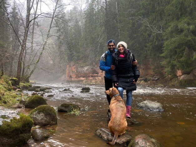 Šrilankietis Džozefs Fernando ir klimatiski mistisks izņēmums. Latvijā kļuvis par diplomētu ārstu, viņš tagad sevi restartē citā dimensijā – kūpina gaļu un patīkami mulsina ar savām oriģinālajām mērču un speciju kombinācijām.