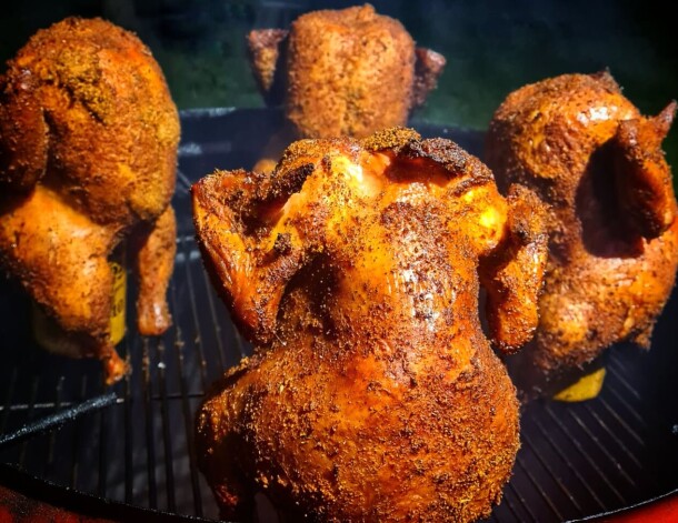 Šrilankietis Džozefs Fernando ir klimatiski mistisks izņēmums. Latvijā kļuvis par diplomētu ārstu, viņš tagad sevi restartē citā dimensijā – kūpina gaļu un patīkami mulsina ar savām oriģinālajām mērču un speciju kombinācijām.