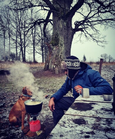 Šrilankietis Džozefs Fernando ir klimatiski mistisks izņēmums. Latvijā kļuvis par diplomētu ārstu, viņš tagad sevi restartē citā dimensijā – kūpina gaļu un patīkami mulsina ar savām oriģinālajām mērču un speciju kombinācijām.