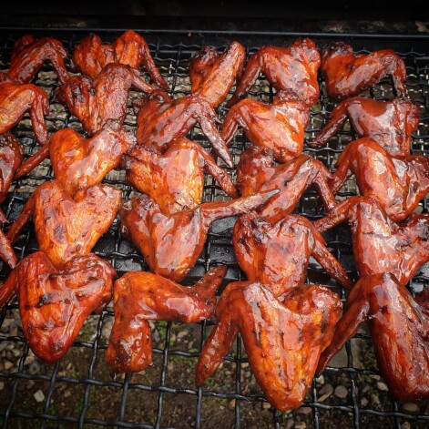 Šrilankietis Džozefs Fernando ir klimatiski mistisks izņēmums. Latvijā kļuvis par diplomētu ārstu, viņš tagad sevi restartē citā dimensijā – kūpina gaļu un patīkami mulsina ar savām oriģinālajām mērču un speciju kombinācijām.