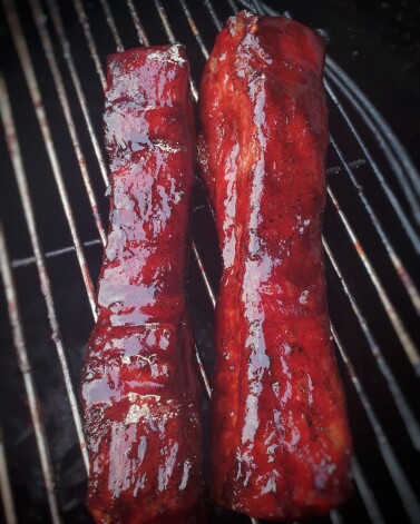 Šrilankietis Džozefs Fernando ir klimatiski mistisks izņēmums. Latvijā kļuvis par diplomētu ārstu, viņš tagad sevi restartē citā dimensijā – kūpina gaļu un patīkami mulsina ar savām oriģinālajām mērču un speciju kombinācijām.