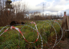 Uz īpašuma robežas izveidots improvizēts dzeloņstiepļu žogs, kas jau ilgstoši apdraud firmas darbiniekus, apakšnomniekus un citus teritorijas apmeklētājus.