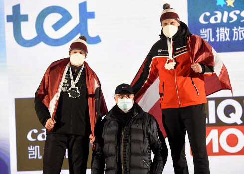 Otrās vietas ieguvējs Matins Dukurs (pa kreisi) ar treneri Daini (centrā) un brāli Tomasu (pa labi).