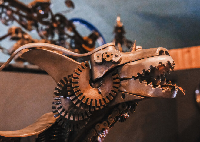 No vecām motodetaļām var pagatavot arī fascinējošus mākslas darbus.