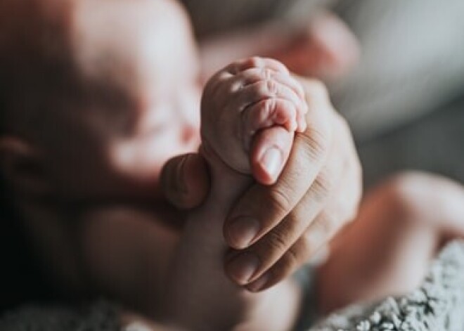 Rīgas Dzemdību namā kā pirmais 2022.gadā piedzimis puisītis