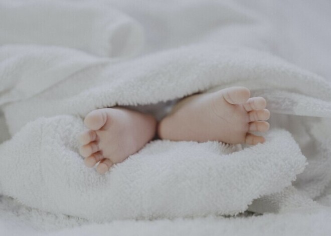 В Рижском роддоме первым на свет в 2022 году появился мальчик