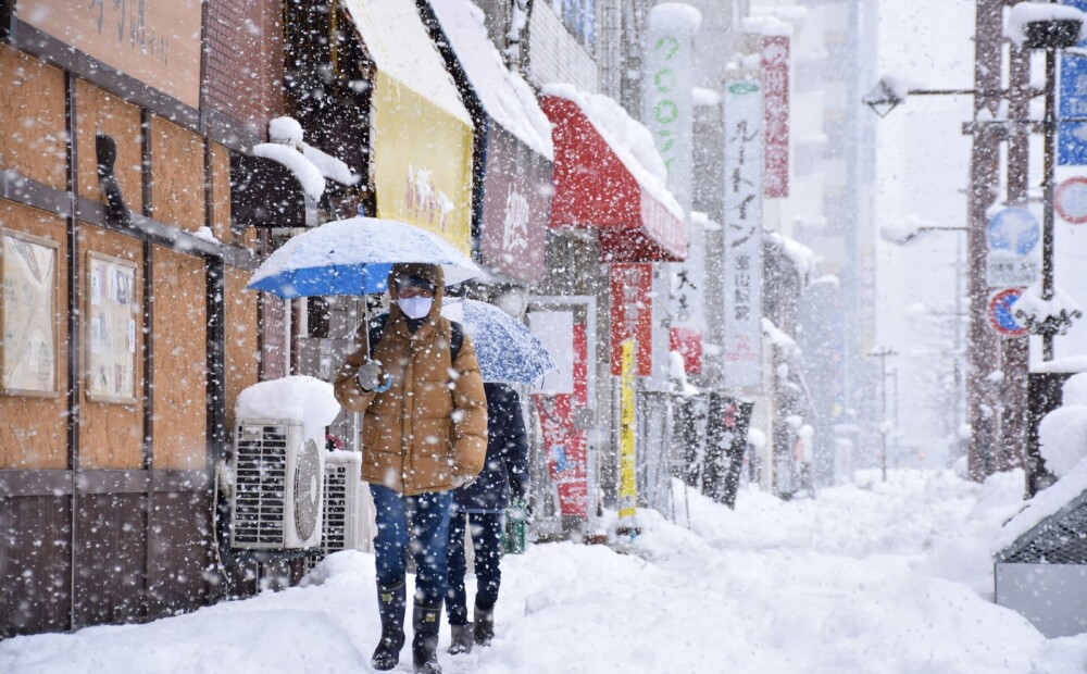 Japānā sniegputeņa dēļ atcelti simtiem lidmašīnu un vilcienu reisu