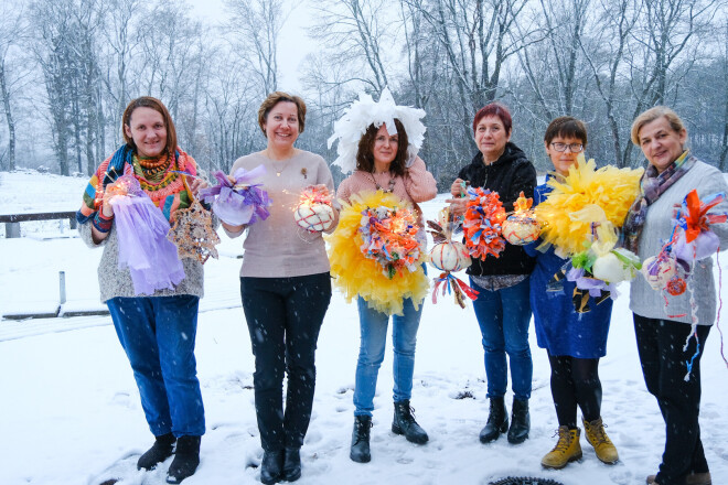 Strēmelēs sagriežot plastmasas iepirkumu maisiņus, var dāmas izgatavot krāšņus vainagus.