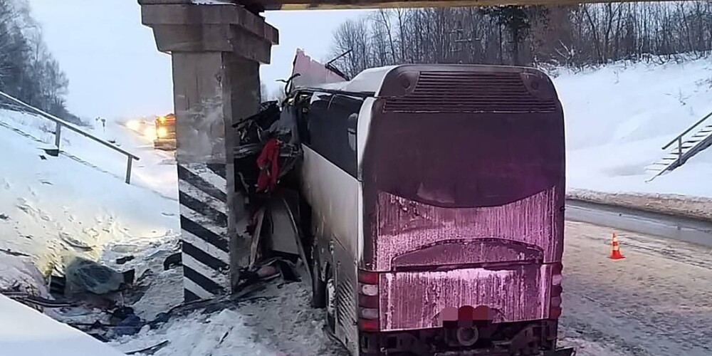 Водитель уснул за рулем? Шесть человек погибли в ДТП с автобусом в России