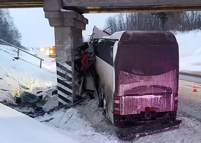 Водитель уснул за рулем? Шесть человек погибли в ДТП с автобусом в России