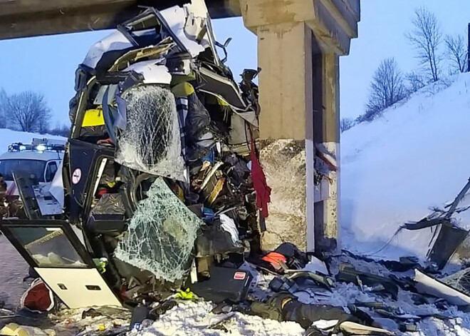 Krievijā autobusa avārijā gājuši bojā pieci cilvēki un vēl 21 guvis ievainojumus