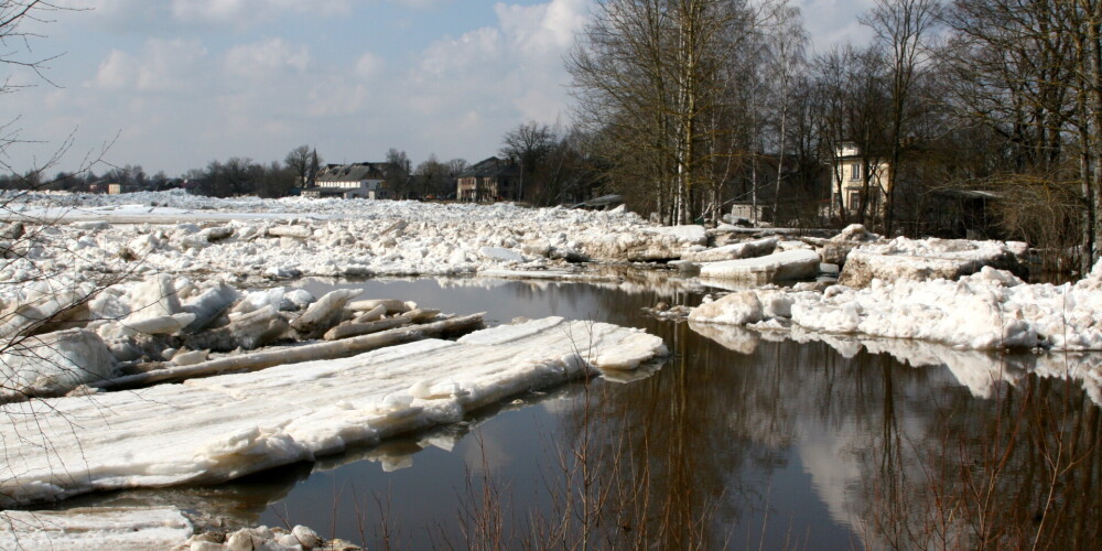 В некоторых местах до 50 см: в реках Латвии продолжает повышаться уровень воды