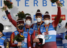 Latvijas kamaniņu braucēji uzvar Pasaules kausa posma stafetē