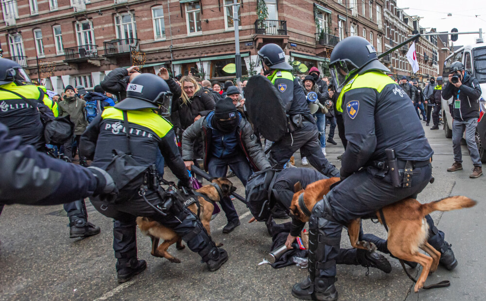 Amsterdamā uz nelegālu demonstrāciju pret Covid-19 ierobežojumiem pulcējušies ap 10 000 cilvēku