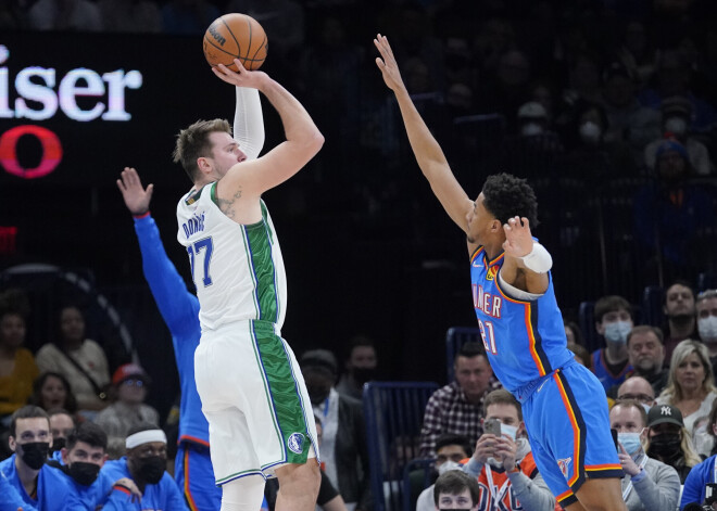 "Mavericks" ar Dončiča atgriešanos spēlē izcīna uzvaru pār "Thunder"