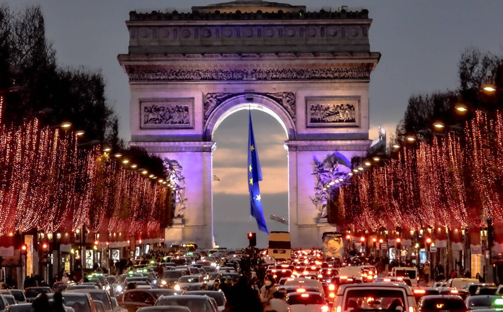 Pēc labējo protestiem no Triumfa arkas Parīzē noņemts Eiropas Savienības karogs
