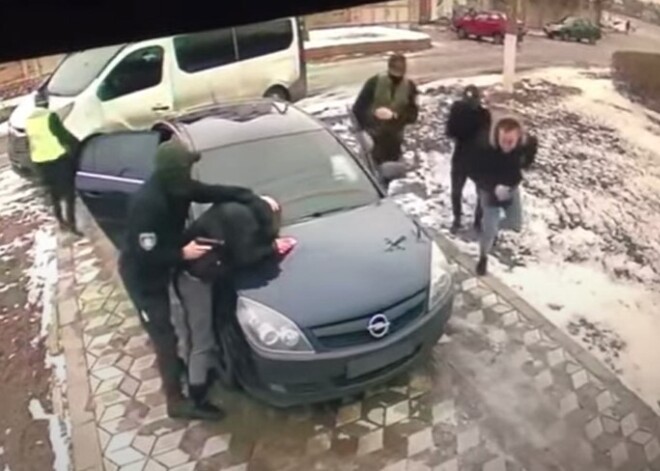 Ну и шуточки! Пугающее предложение руки и сердца попало на видео