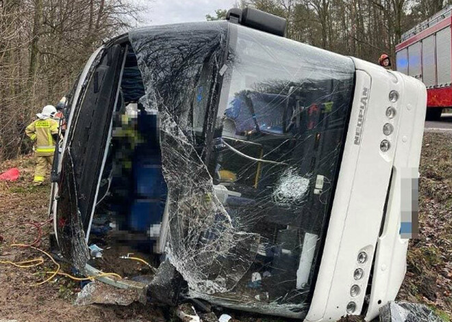 Polijā avārijā cietis tūristu autobuss no Lietuvas; ievainoti 13 cilvēki