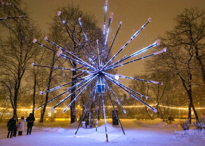 FOTO: vēl līdz nedēļas beigām skatāmas gaismas instalācijas galvaspilsētas apkaimēs