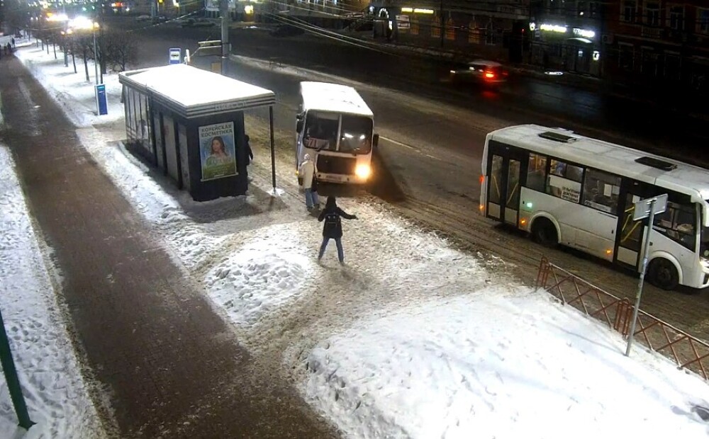 Krievijā autobuss saslīd uz apledojuša ceļa un notriec pieturā stāvošu sievieti