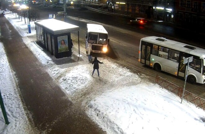 Sieviete bija iegrimusi savā telefonā, neredzot, ka viņas virzienā slīd autobuss.