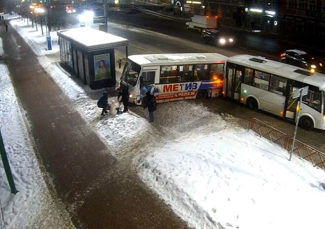 Autobusa vadītājs žigli pameta transportlīdzekli un devās palīgā cietušajai. 