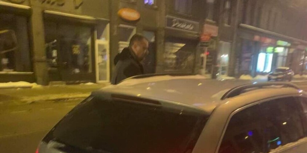 "Он сразу же напал!": сотрудник Госполиции избил девушку в центре Риги за замечание "не мусорить"