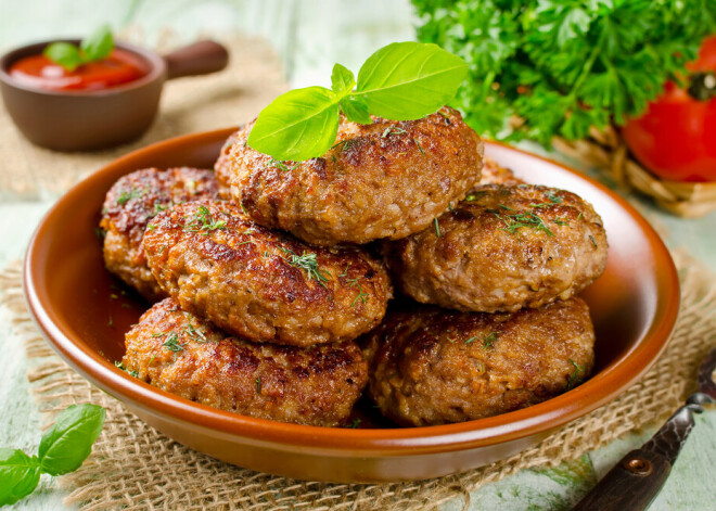 Секрет приготовления вкусных и пышных котлет: что опытные хозяйки в них никогда не кладут