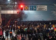 Protesti otrdienas vakarā pārauga sadursmēs ar policiju, un varas iestādes sāka bloķēt interneta sakarus.