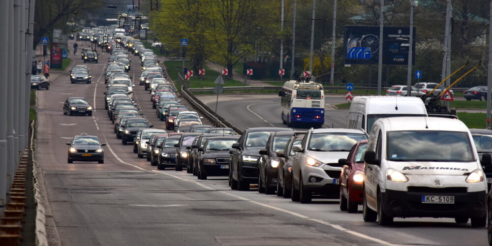 В час пик в центр Риги автомобили хотят пускать за деньги