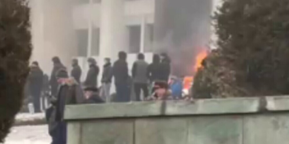 Протестующие подожгли резиденцию президента Казахстана в Алма-Ате