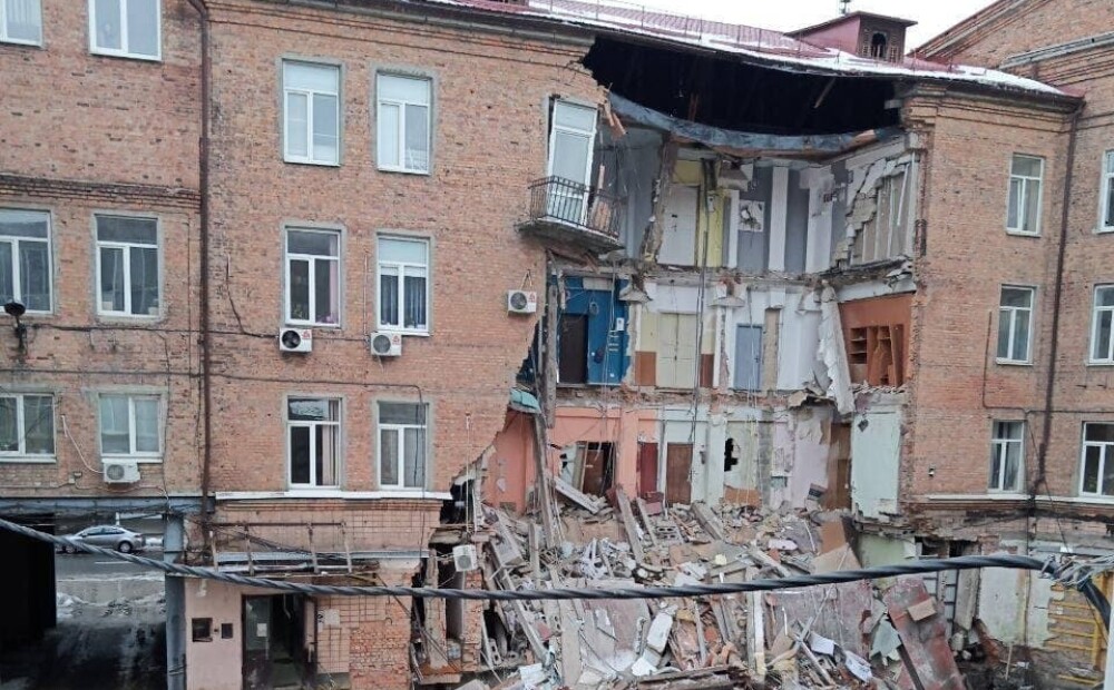 VIDEO: dzirksteles un milzu troksnis – nofilmēts, kā Ukrainā piepeši sabrūk daudzstāvu biroju ēka