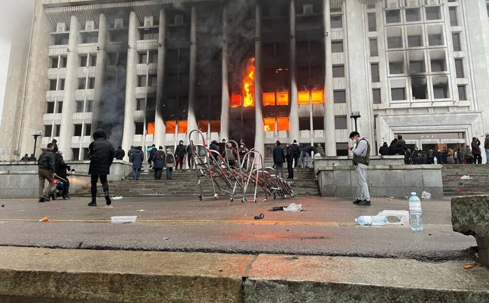 Situācija Kazahstānā strauji pasliktinās – aculiecinieki ziņo par sprādzieniem, barikādēm un ievainotajiem