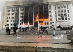 Almati pilsētas administrācijas ēkā uguns izpostījis vairākus stāvus.