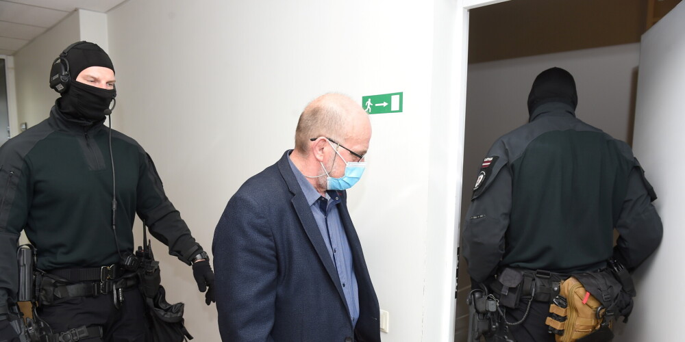 Patlaban Ādamsona krimināllietas virzītājs ir prokuratūra. Patlaban nav zināms, vai prokurors pēc atbrīvošanas noteiks Ādamsonam kādus papildus drošības līdzekļus, tostarp, ierobežojumus viņa kā deputāta darbībai.