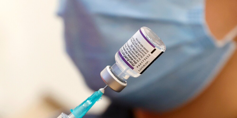 Latvijā saņemti ap 3000 ziņojumu par Covid-19 vakcīnu iespējamām blakusparādībām