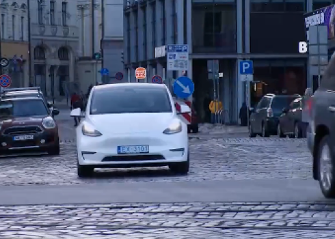 Varētu tikt noteikta privātā auto iebraukšanas maksa Rīgas centrā sastrēgumstundās