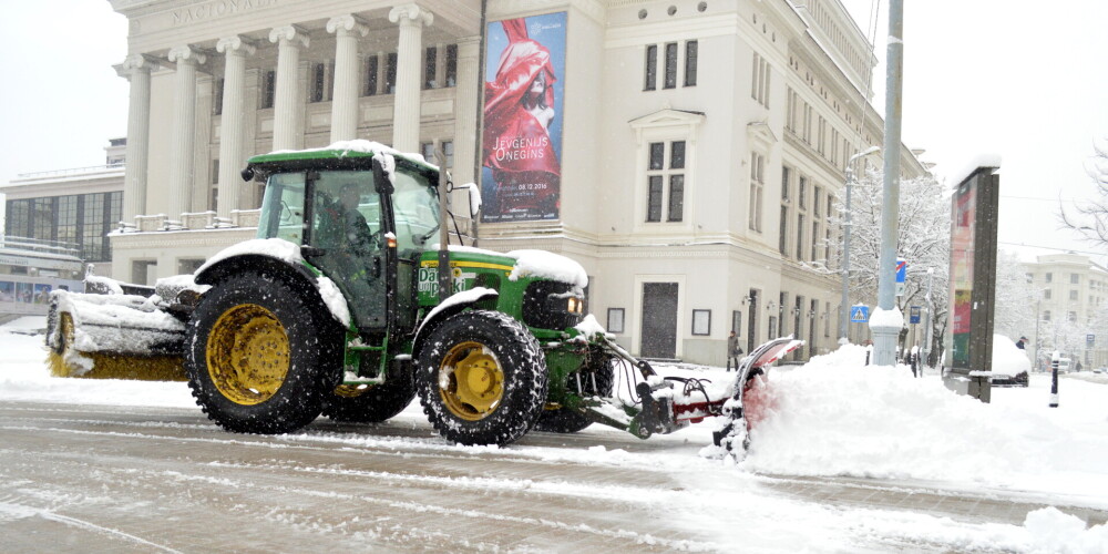 Снег и обледенение осложняют условия движения по дорогам на большей части территории страны