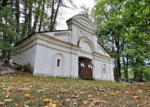 Ogres novada Meņģeles kapi Ogres novadā ir viena no salīdzinoši nedaudzajām kapsētām valstī, kurās par sportošanu draud naudas sods.