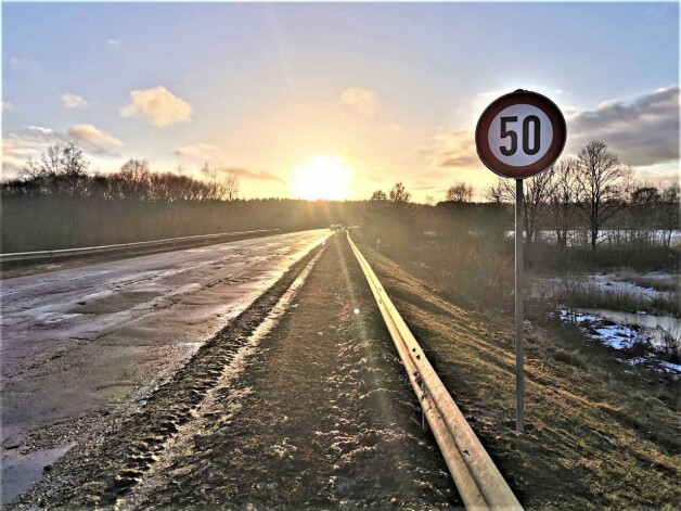 Autovadītājiem Jelgavā problēmas sagādā ne tikai “melnais ledus”, bet arī bedrainais asfalts, jo pēdējā laikā uz ielām bedrītes aug kā sēnes pēc lietus, šoreiz gan – kā pēc sniega. Attēlā: Aizsargu iela Jelgavā.