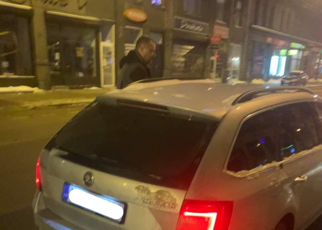 Iekšējās drošības birojs skaidros gadījumu par iespējamo policista uzbrukumu gājējai strīdā par atkritumiem