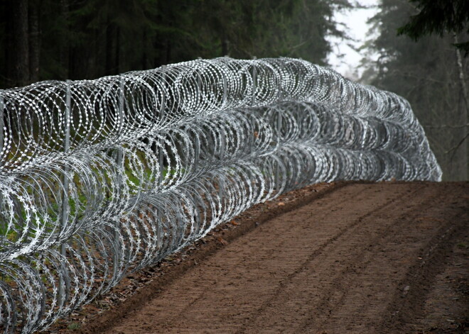 Daļa no Latvijas-Baltkrievijas robežas pagaidu žoga pārvietota par pusmetru