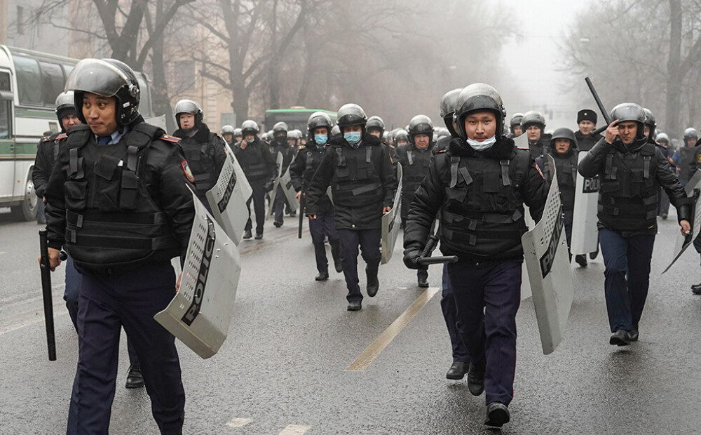 Kazahstānas policija ķērusies pie ielu atbrīvošanas: Almati aizturēti 2000 protestētāju