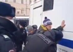 Policisti Maskavā aiztur piketa dalībniekus, kuri pauda atbalstu Kazahstānas protestu dalībniekiem