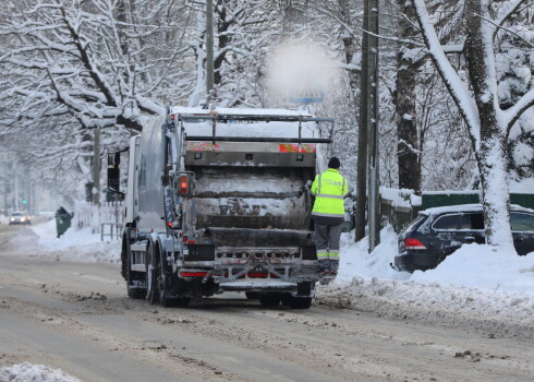 Atkritumu savākšanas automašīna Apūzes ielā.