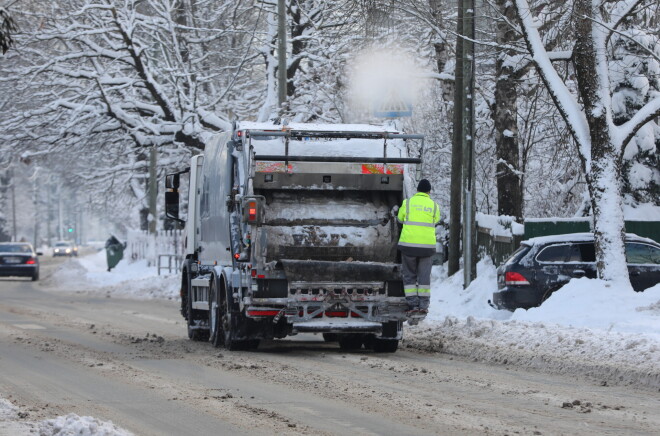 Atkritumu savākšanas automašīna Apūzes ielā.